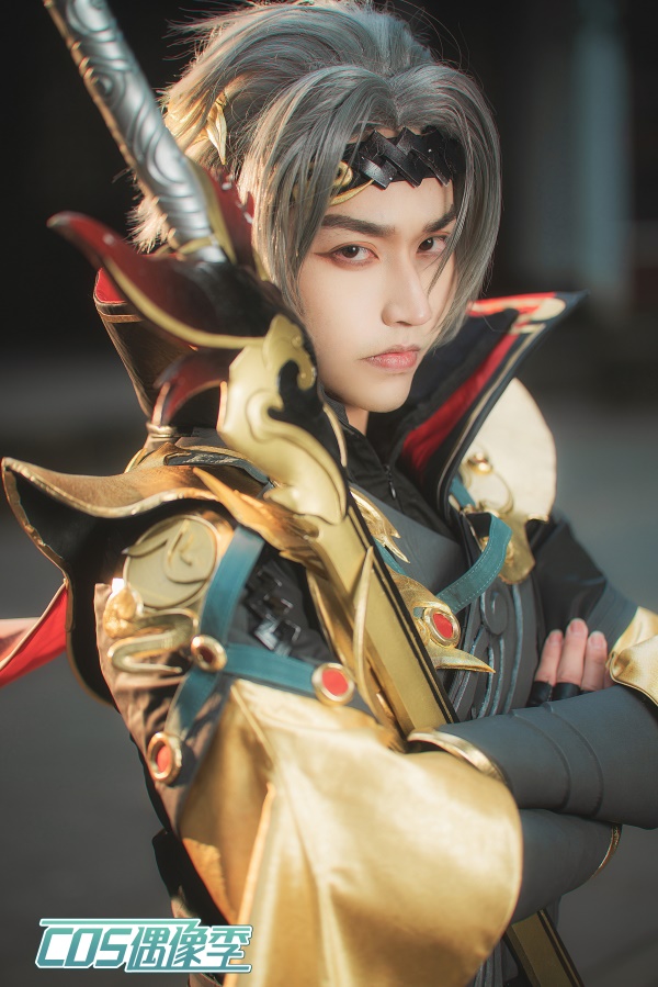 今天就给大家带来凤潇然小哥哥cos的【曜——云鹰飞将】,请欣赏~ 他是