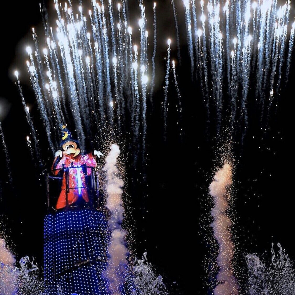 夜间水上演出-Fantasmic！