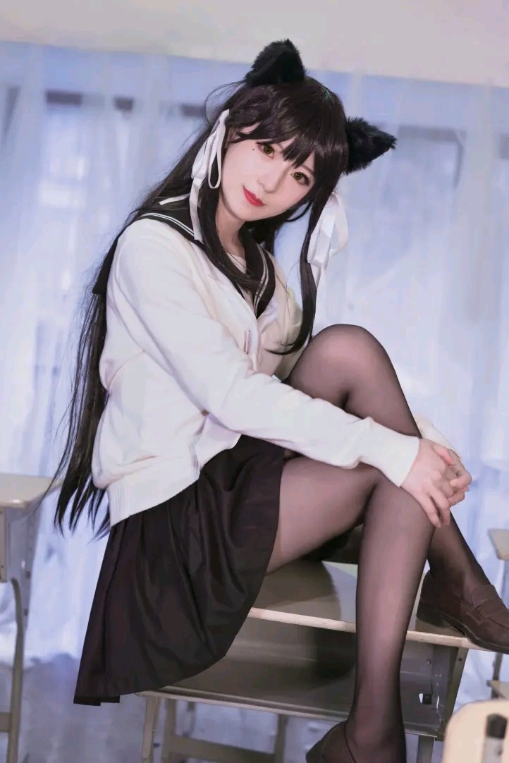 小姐姐cosplay碧蓝航线爱宕校服