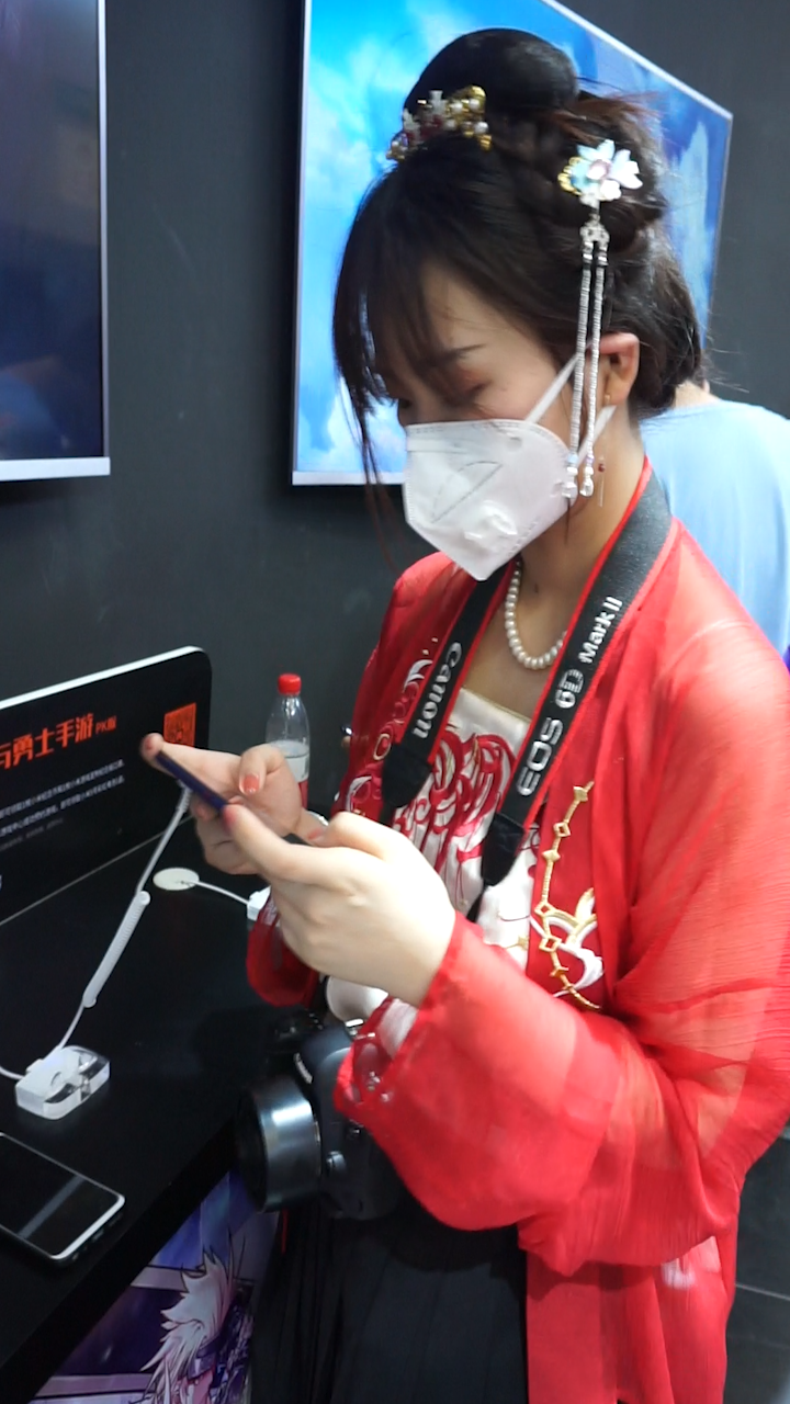 小米展台：虽然DNF游戏失败，但是小姐姐长得美啊!