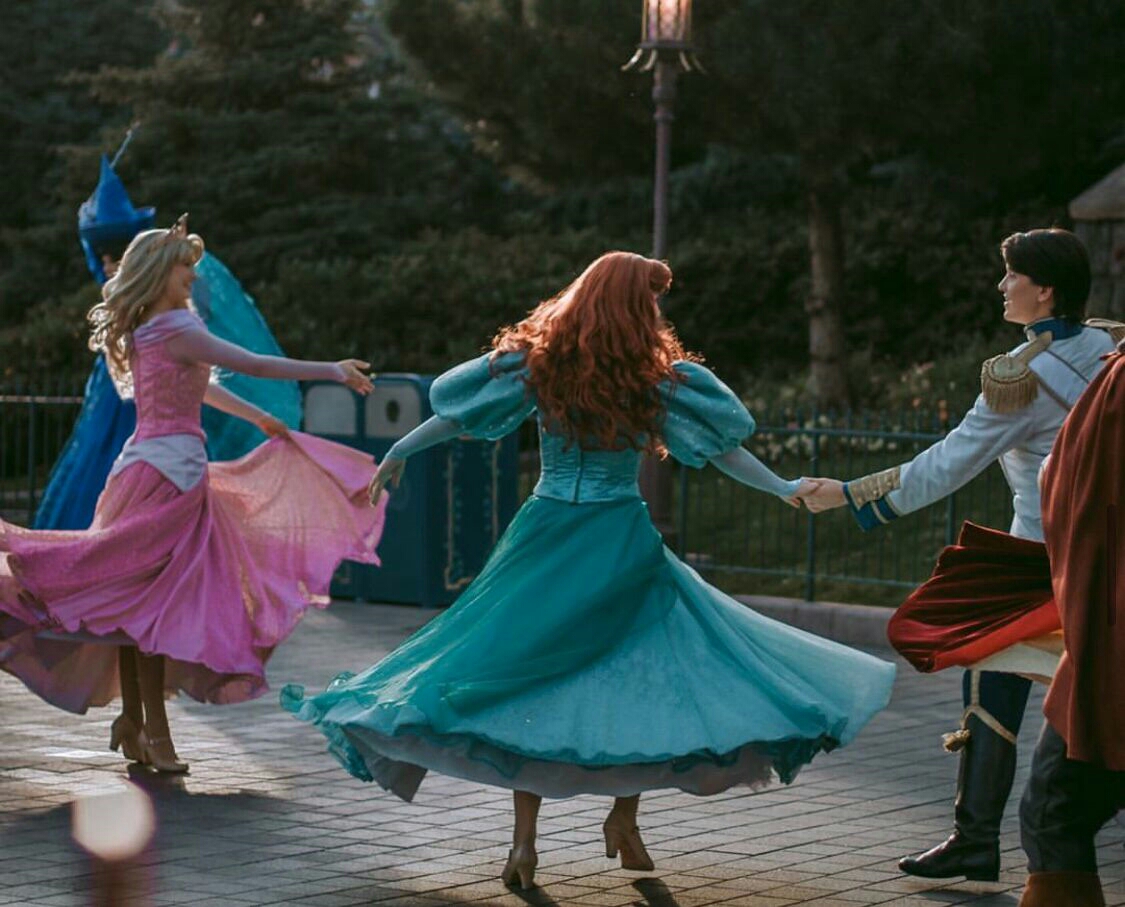 翩翩起舞的迪士尼公主与王子们