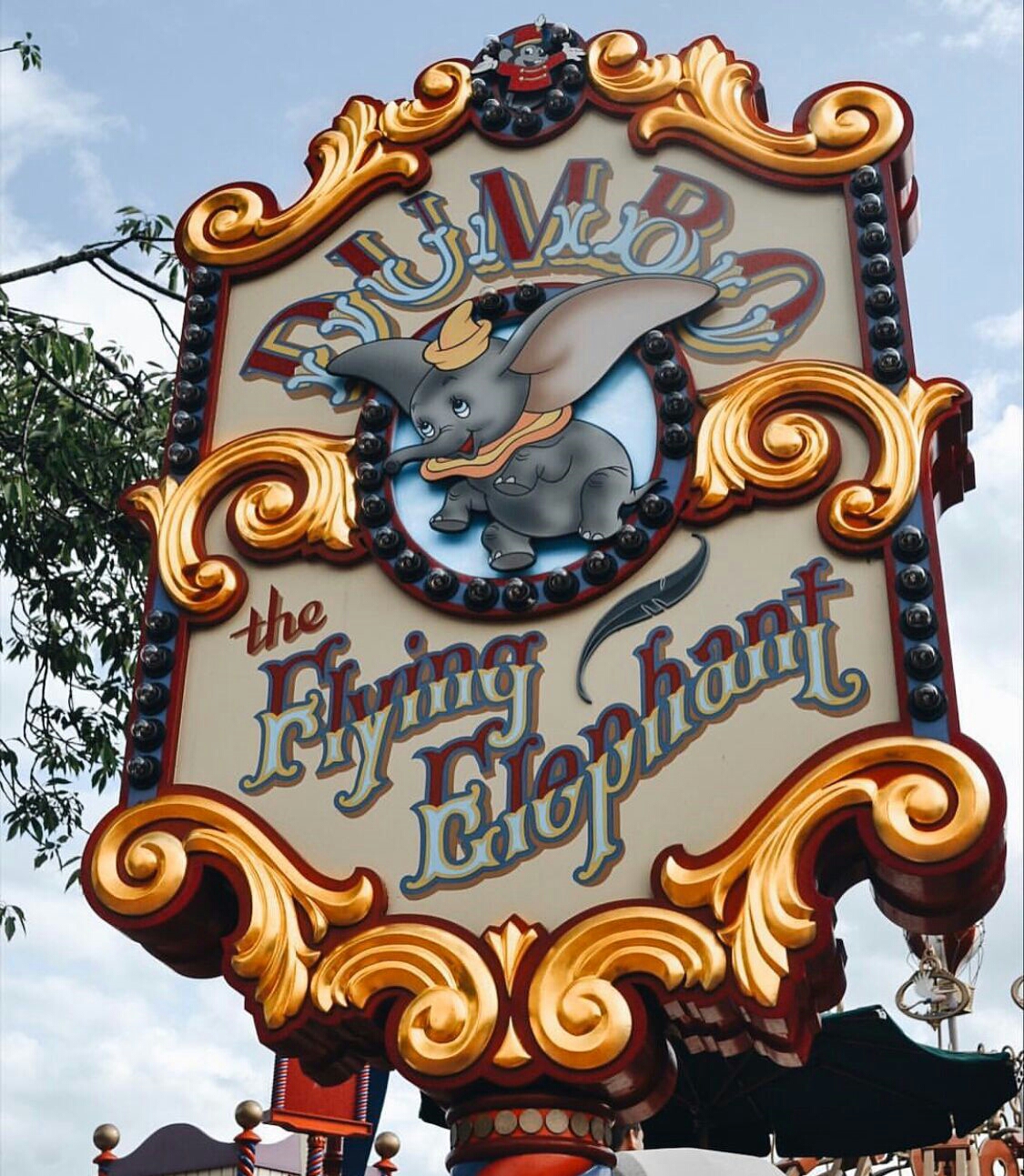 迪士尼乐园的标示牌也是一种艺术啊