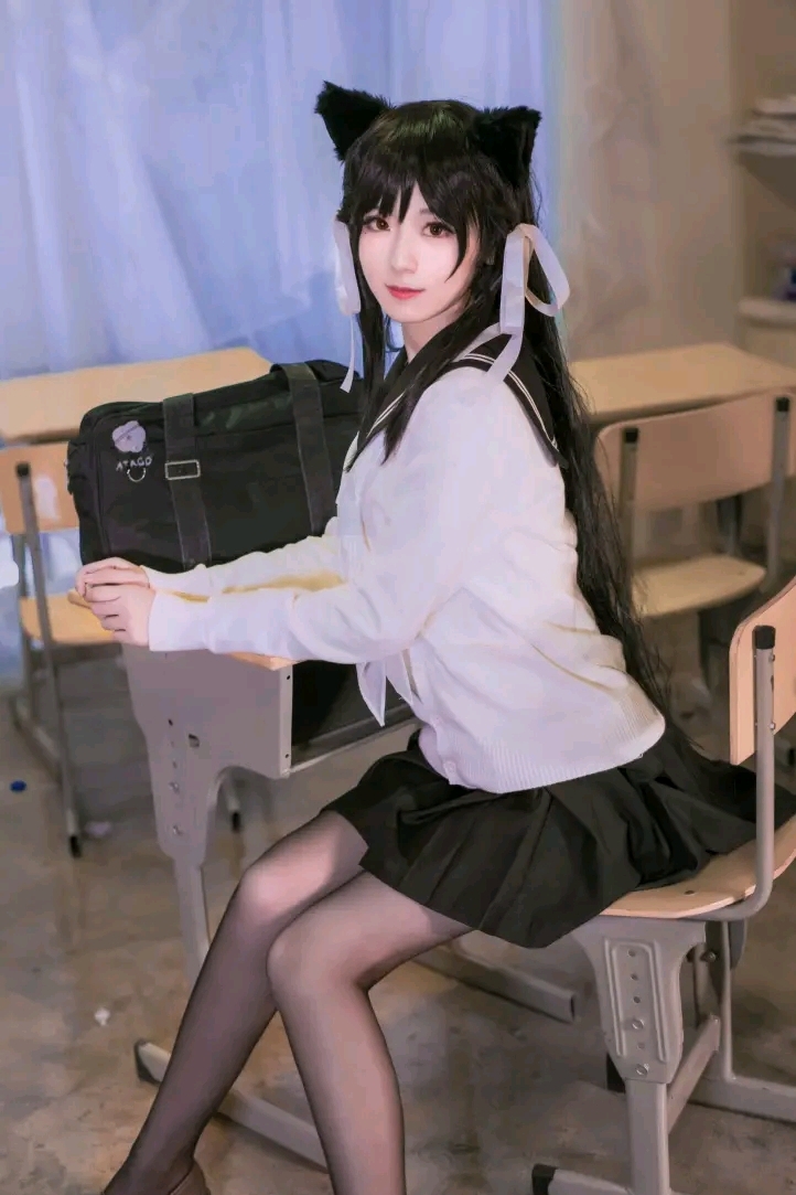 小姐姐cosplay碧蓝航线爱宕校服