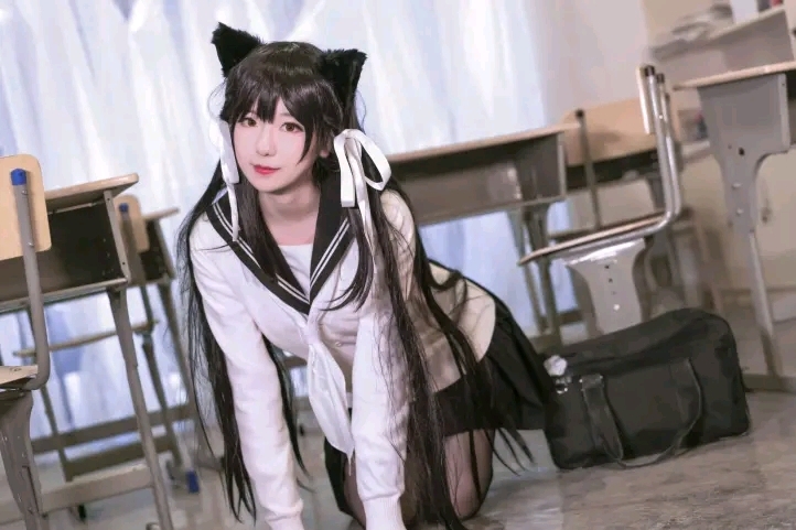 小姐姐cosplay碧蓝航线爱宕校服